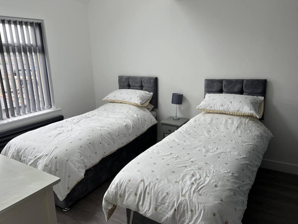 Whole House -sleeps4-parking-garden-bikinghiking