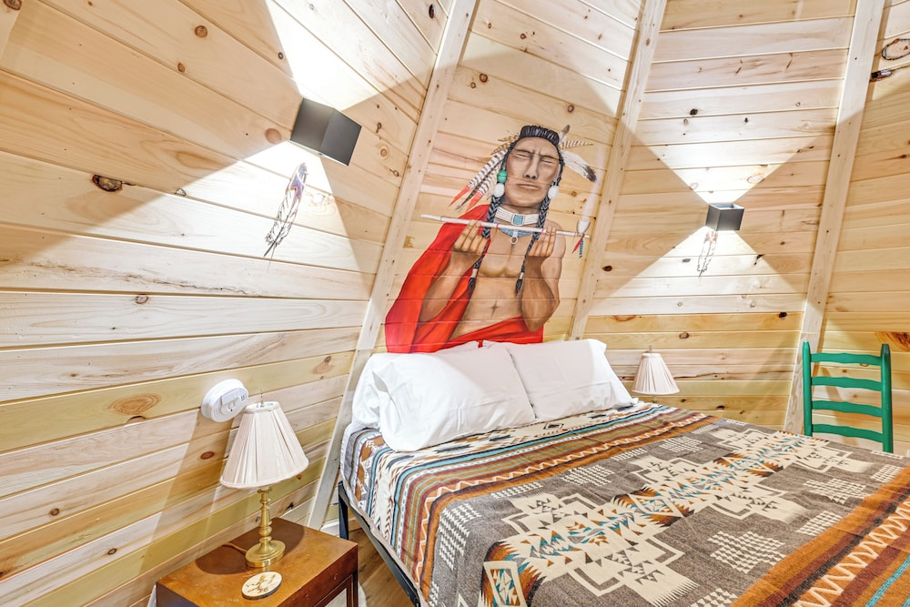 5 Mi to Mammoth Cave NP: Teepee Studio Escape