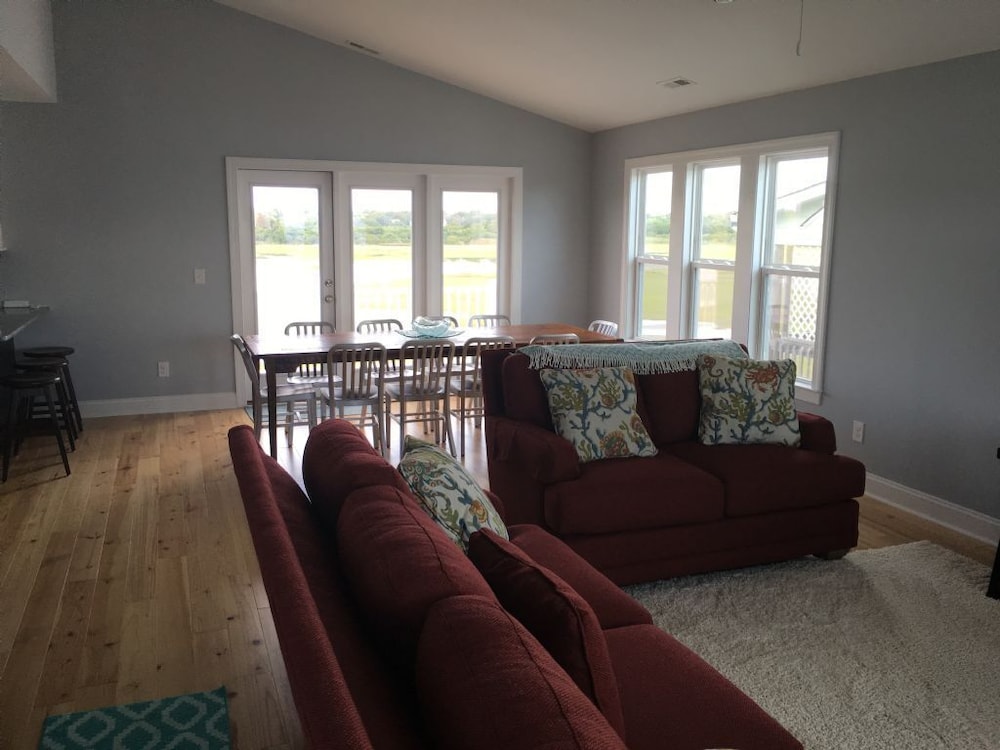 Best Day Ever 4 Bedroom Home by RedAwning