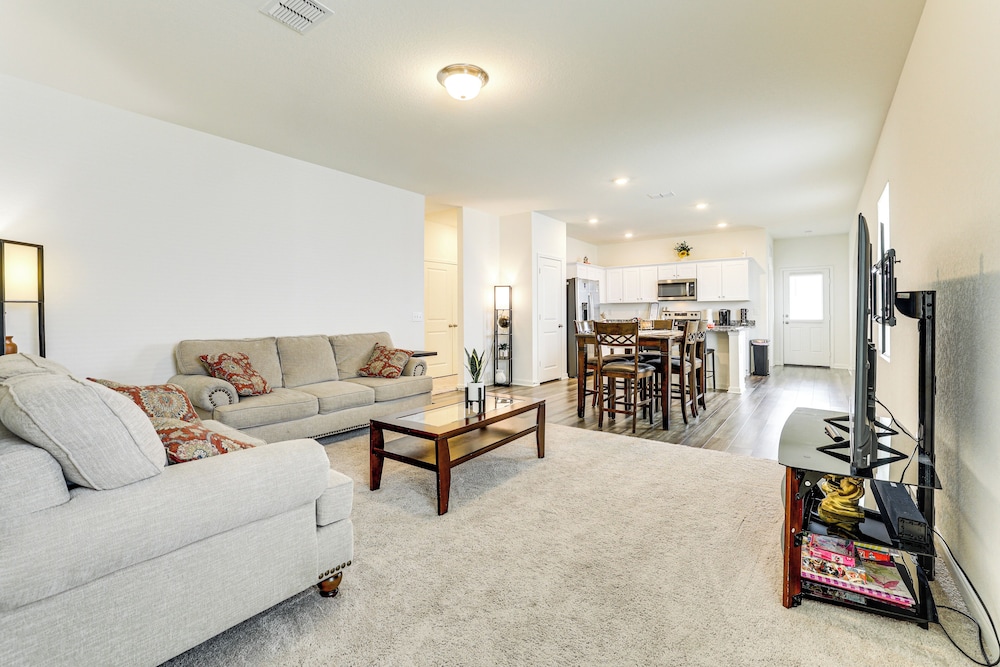 Pool Access: Family Home w/ Yard Near Lackland AFB