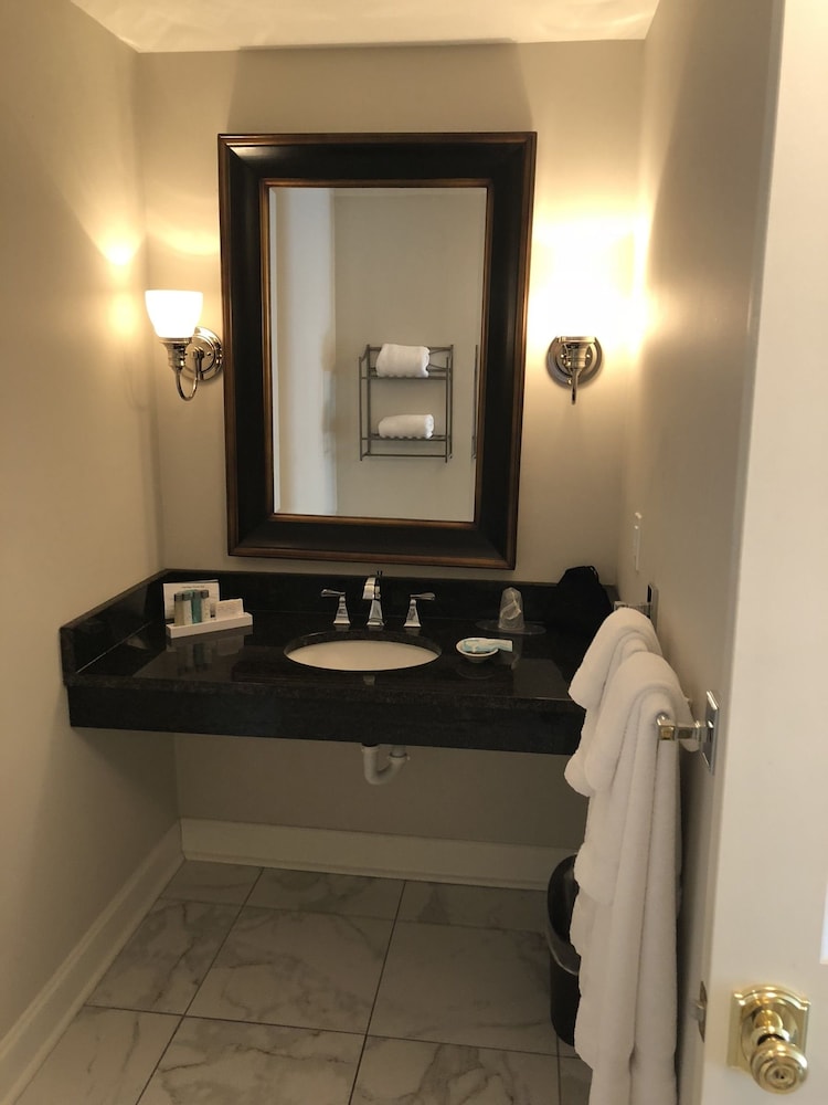 Carriage House Inn