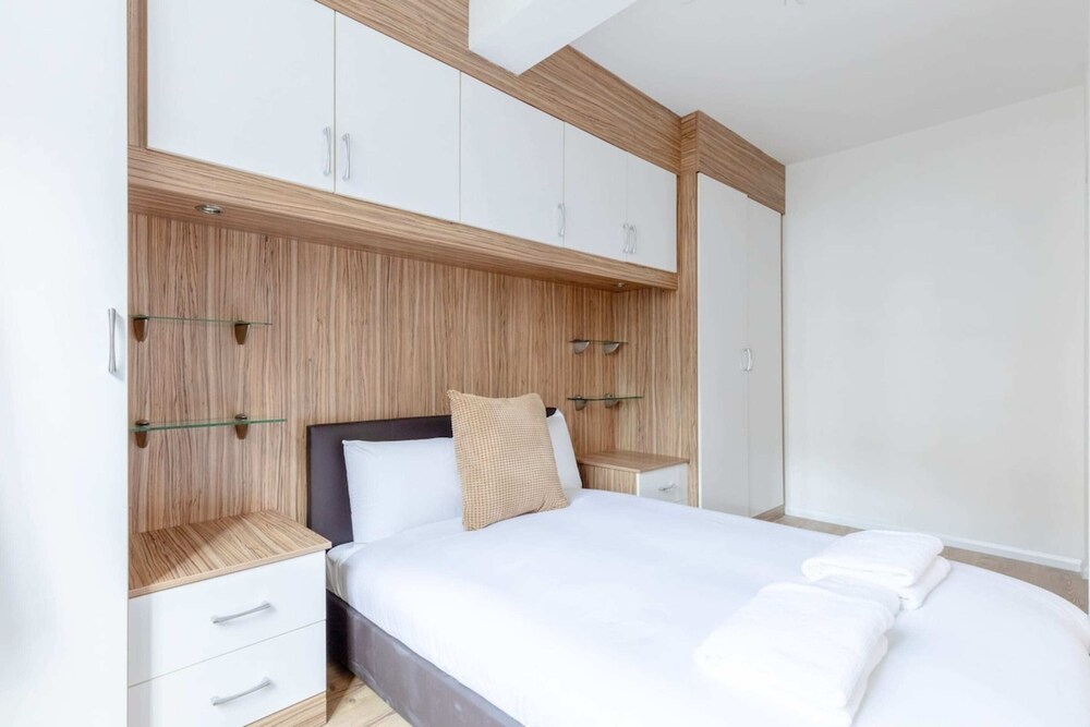 Inviting 2BD Flat 15 Minutes From Regents Park!