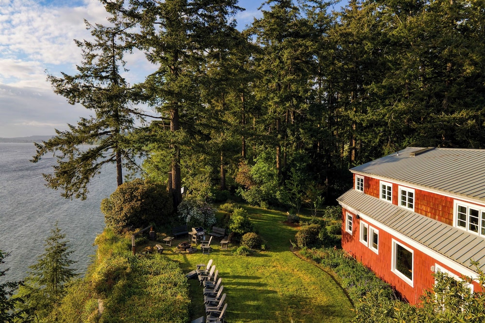 Maxwelton Aerie Bluffside Retreat w/ Sweeping Puget Sound Views + Firepit