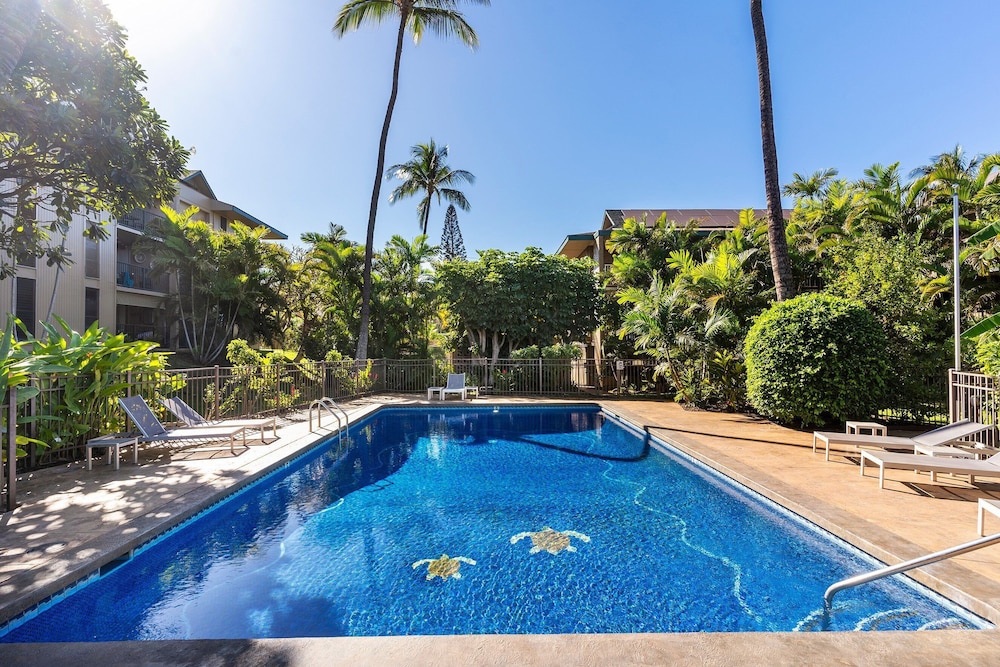 Kalama Terrace P-307 - 3rd-floor Walkup, 7 min Walk to Charley Young Beach, AC!