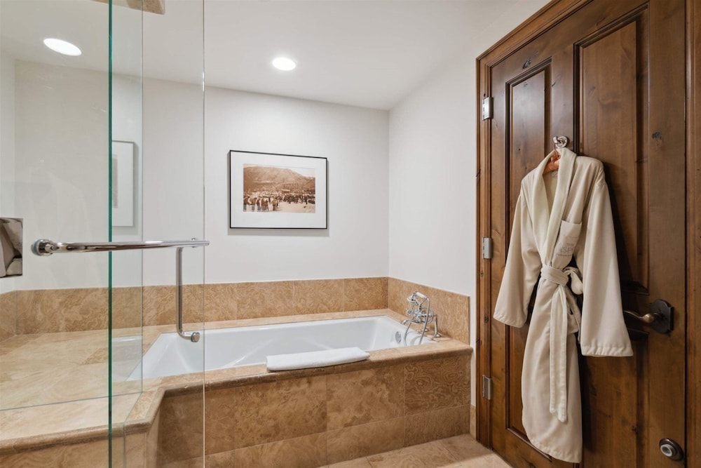 Aspen Mountain Residences Luxe 3 Bedroom Residence in Heart of Downtown Aspen