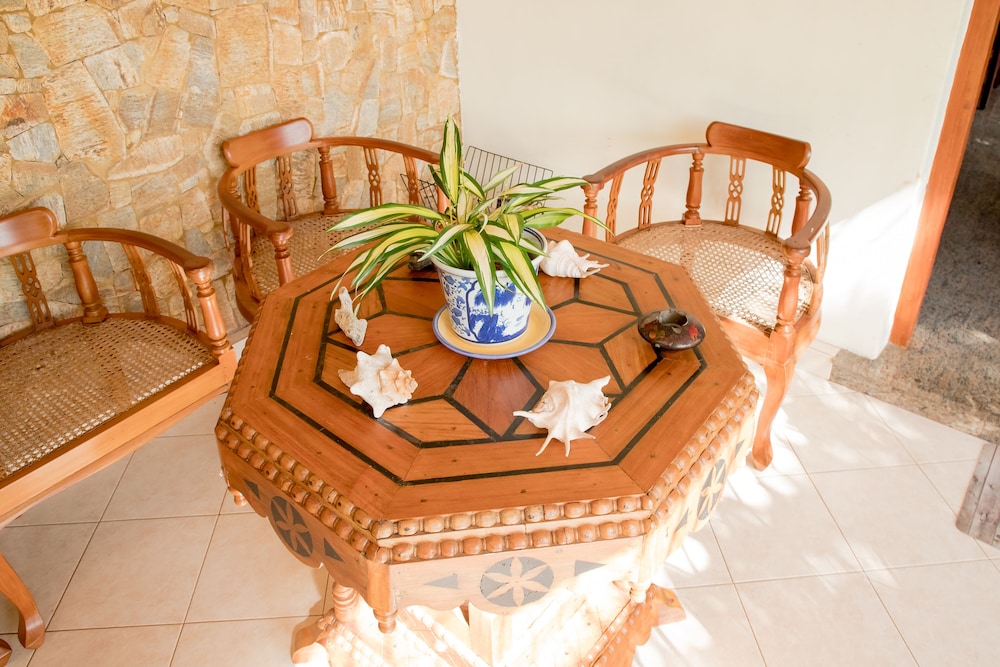 Villa Shade