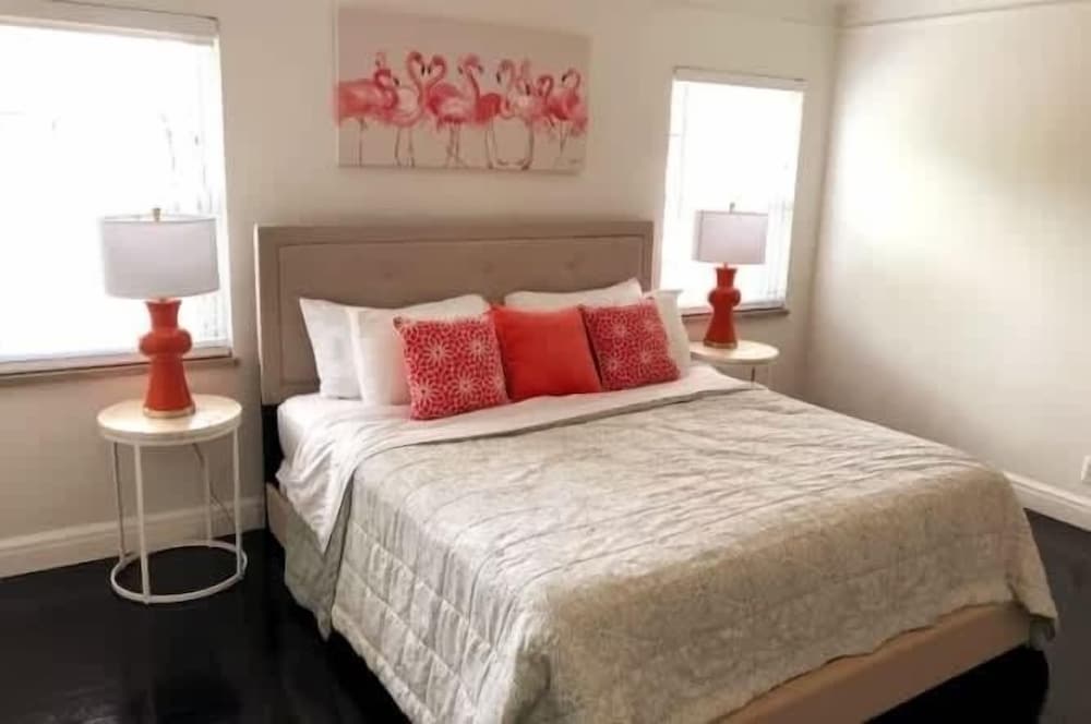 Spacious 5br Sleeps 10 University District 5 Bedroom Home