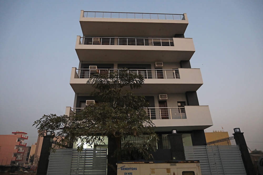 OYO 11383 Hotel Go Rooms