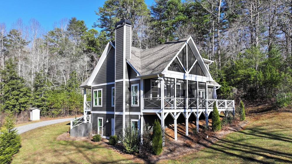 Scenic 4BR 2BA Lake Burton Home