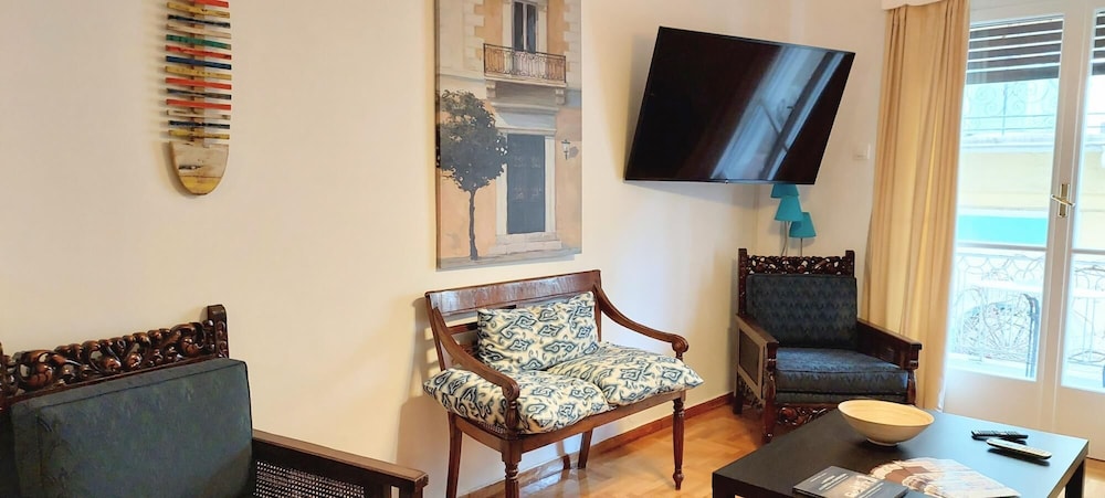 Magnificent Apartment Under the Acropolis