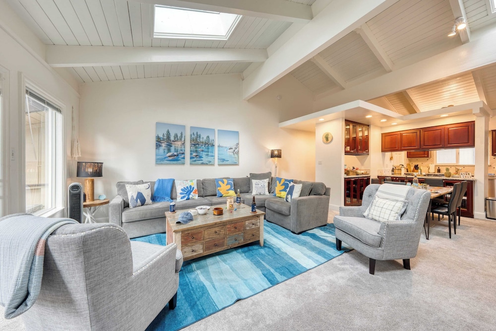 Ski Way by Avantstay Cozy Tahoe Home w/ Fireplace & Balcony
