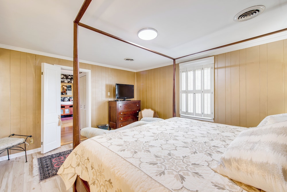 Bourbon Trail Fun: Dtwn Lebanon Home w/ Game Room