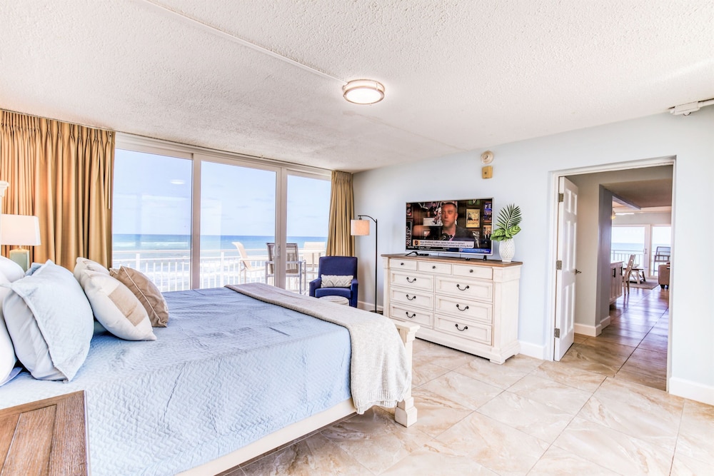 Paradise Beach Club by Happy Palm Stays