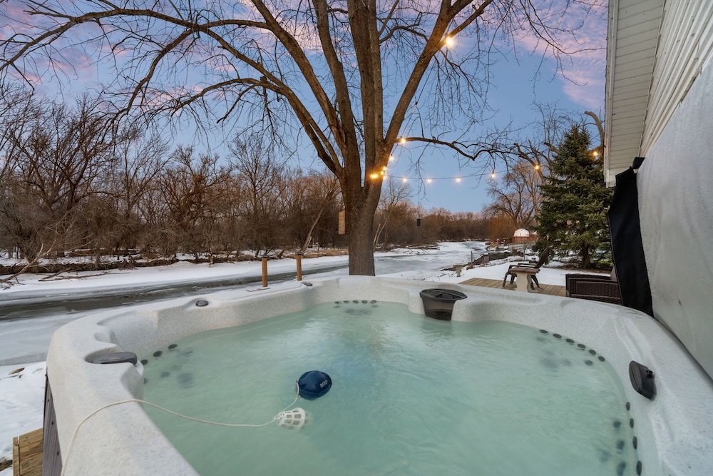 Cozy 3BR Cabin With Hot Tub on Nippersink Creek