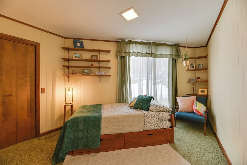 Near Canandaigua Lake: Retro Cabin w/ Deck & Views