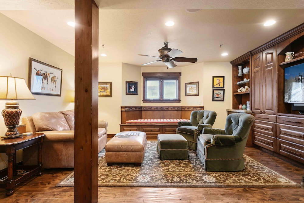 1617 - Six Bedroom plus Den Lakeside 6 Condo