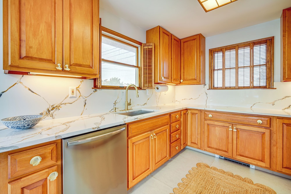 2 Mi to Stone Harbor Beach: Lovely Bayfront Home