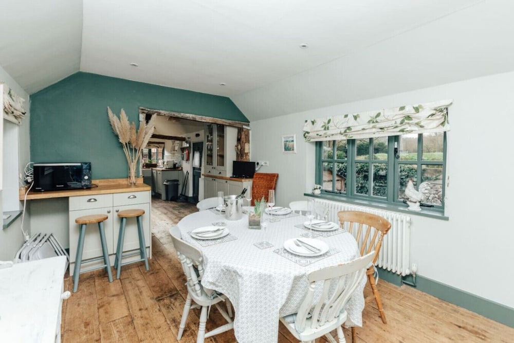 Antelope Cottage - Rural Pet Friendly Cottage