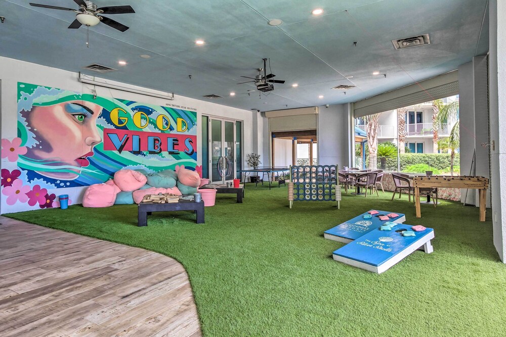 Walk to White-sand Beach: Resort Condo in Destin!