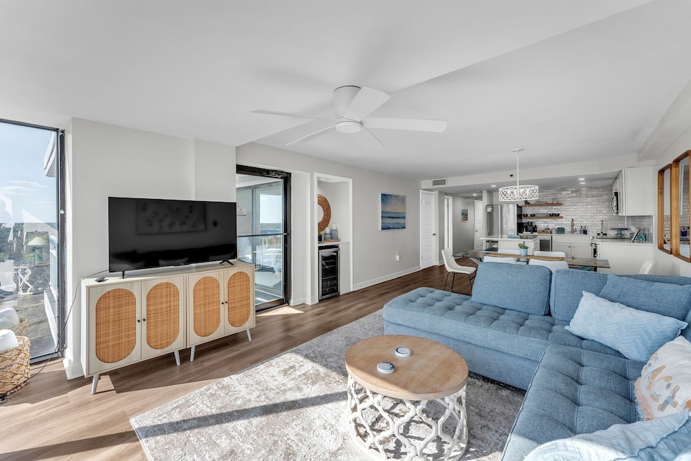Oceanfront Gem Pool, Balcony, Modern Touch 3 Bedroom Condo