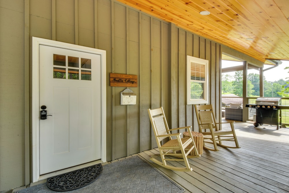 6 Mi to Helen: Romantic Georgia Cottage Hideaway!