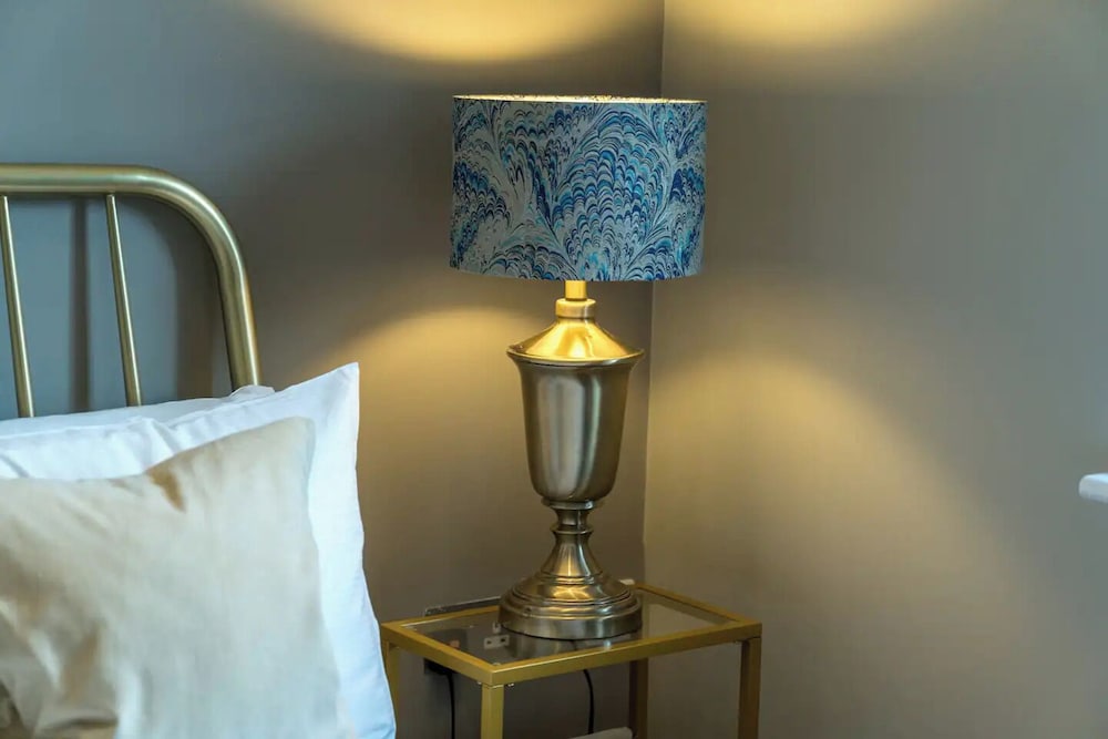 Designer 1 Bed Flat Barons Court Sleeps 4, Balcony