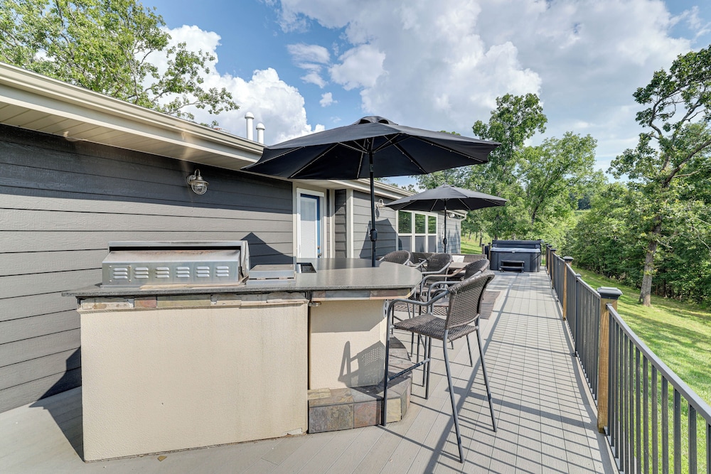 Outdoor Kitchen + Hot Tub: Table Rock Lake House