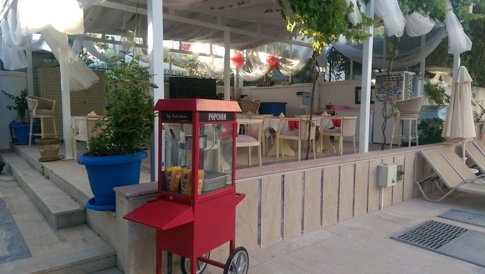 Zuzu's Kitchen & Apartments