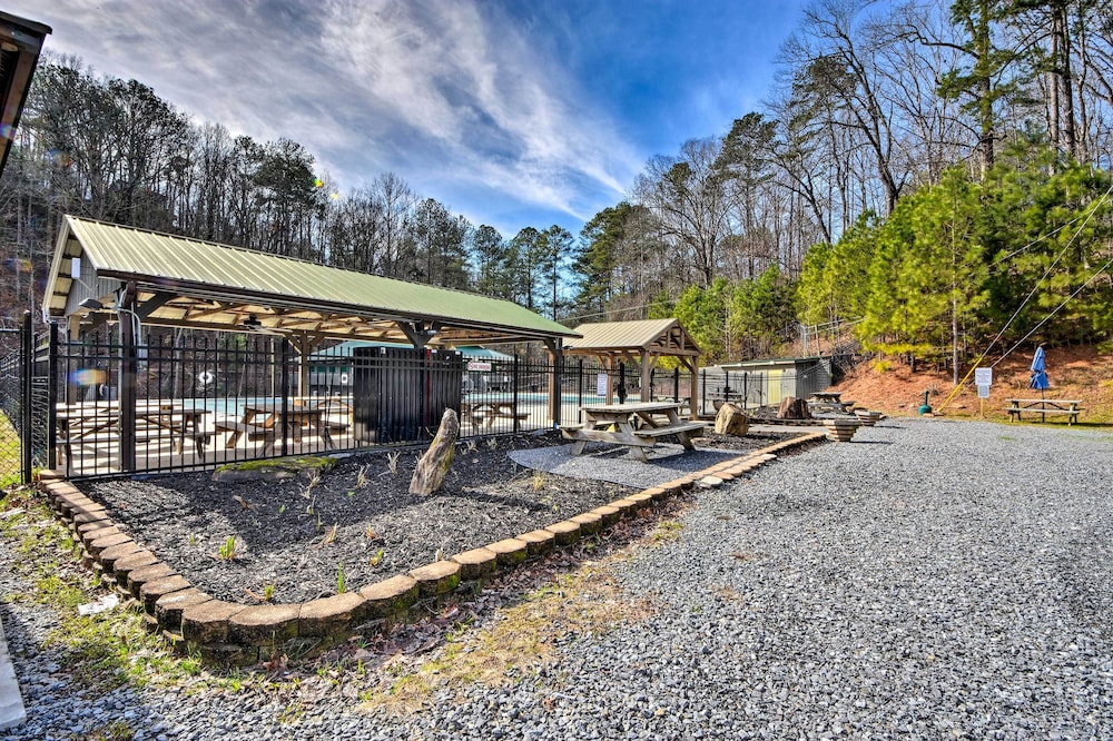 Cozy Ellijay Cabin: Hot Tub, Yard, & Resort Access