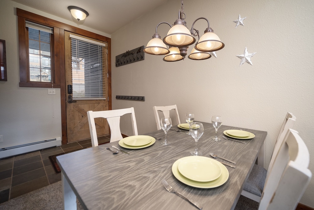 Palomino At Kicking Horse 2 Bedroom Cabin by Redawning - Property Image 10