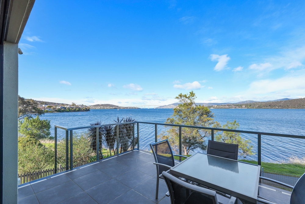 Waterfront Home - Gorgeous Views - 2 Bed
