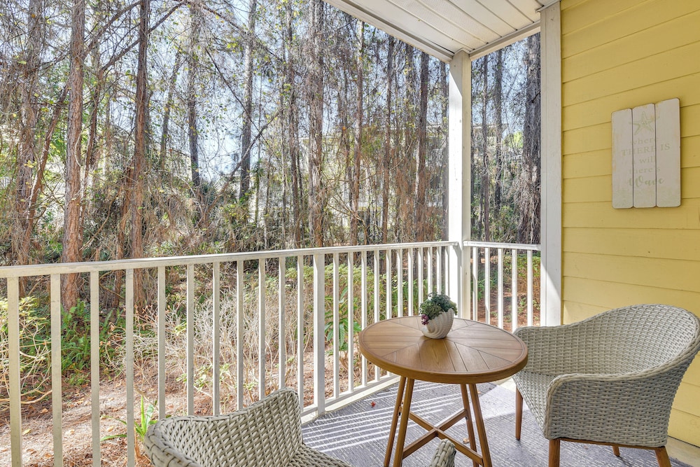 Community Outdoor Pool: Miramar Beach Condo!