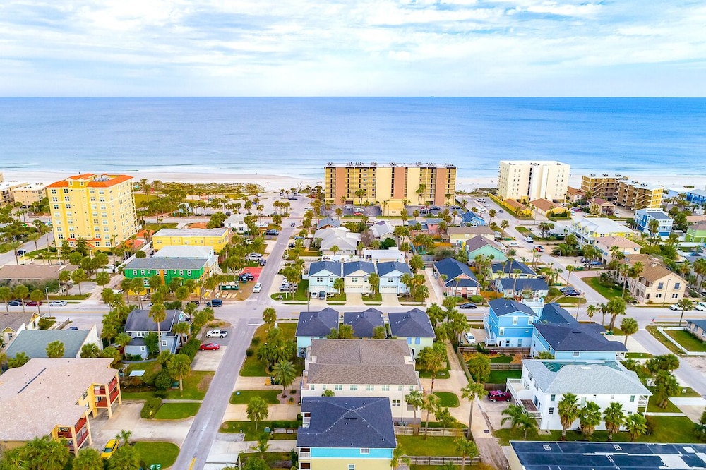 Luxury Living II - Modern Beach Townhouse view 5