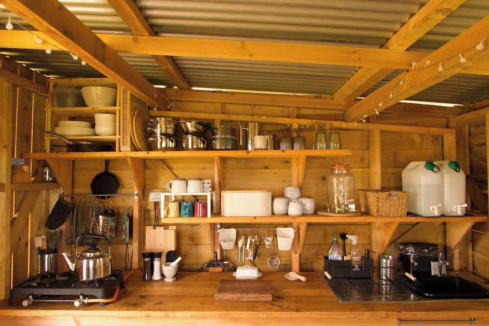 Glamping Pod - Sleeps 2 - Pets - Parking - Wifi