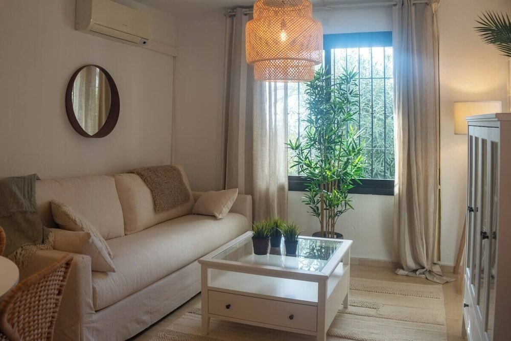 La Casa Bonita - Modern 2BR Apt with Private Terrace. Pool Views