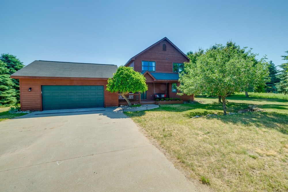 Beautiful Bellaire Home w/ Amenities, 4 Mi to Lake view 2