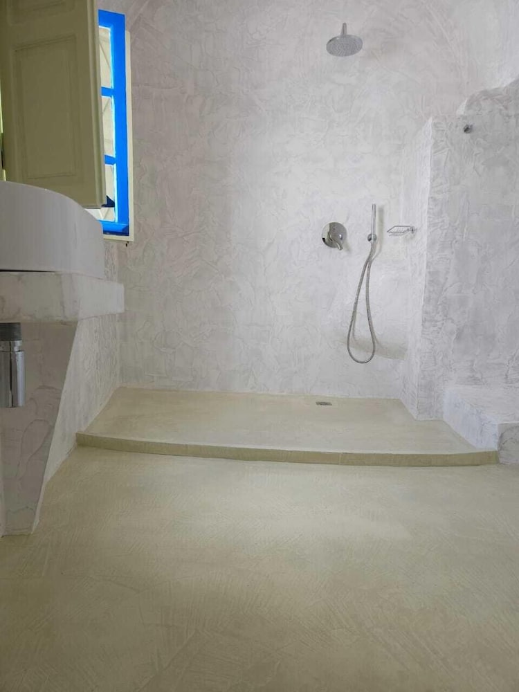 Phaos Oia Suites