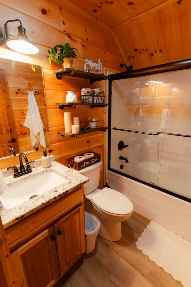 Sleeps 16! Luxury Cabin With Game Room & Hot Tub
