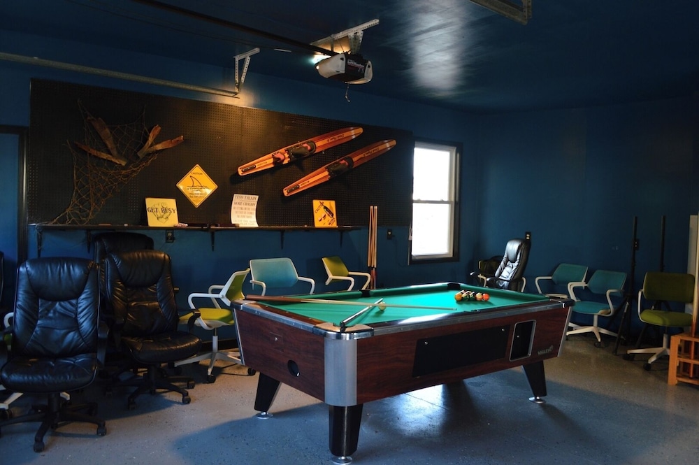 Luxury Lakefront 4br: Jacuzzi, Game Room & Wi-fi