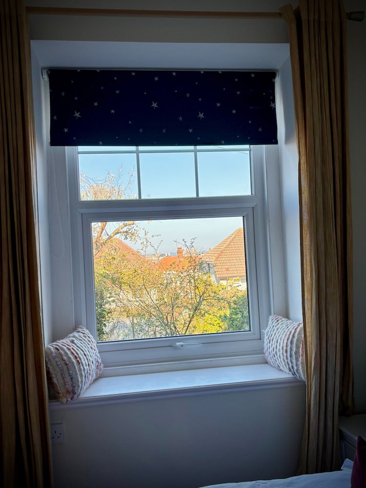 5 Guests - 2 Bedrooms - Free Parking - 1min Beach