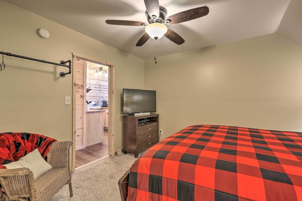 Milledgeville Vacations - Sparta Lake Home w/ Deck  Boating Access! - Property Image 2