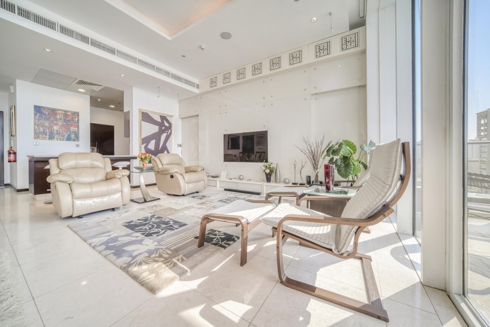 Waterfront Sea View Apt w Wow Factor on The Palm