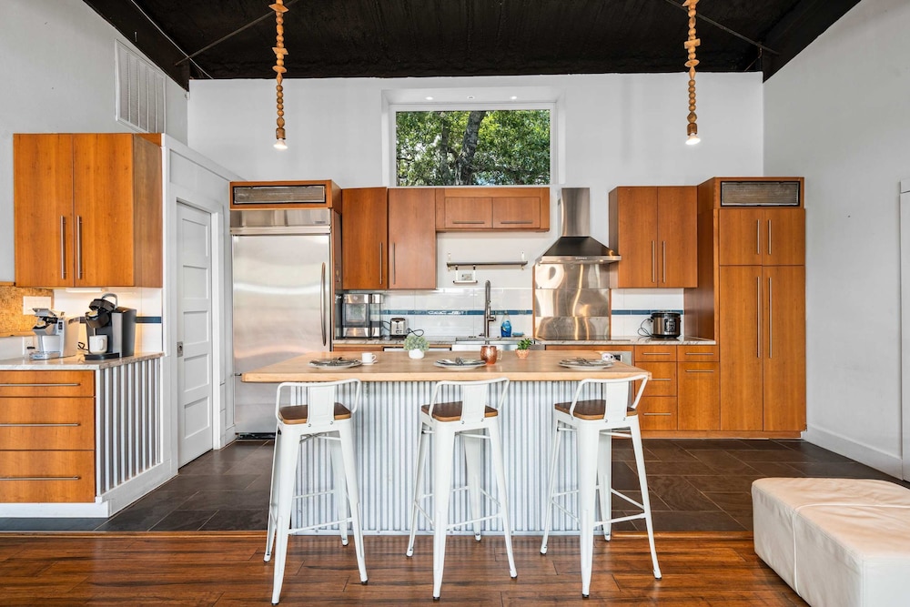 Luxury 7BR Hill Country Gem With Barndominium