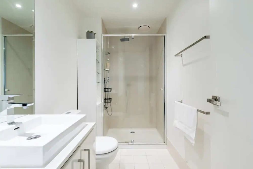 Charming 1BR in Fitzroy w/ Parking, Pool, + Gym!
