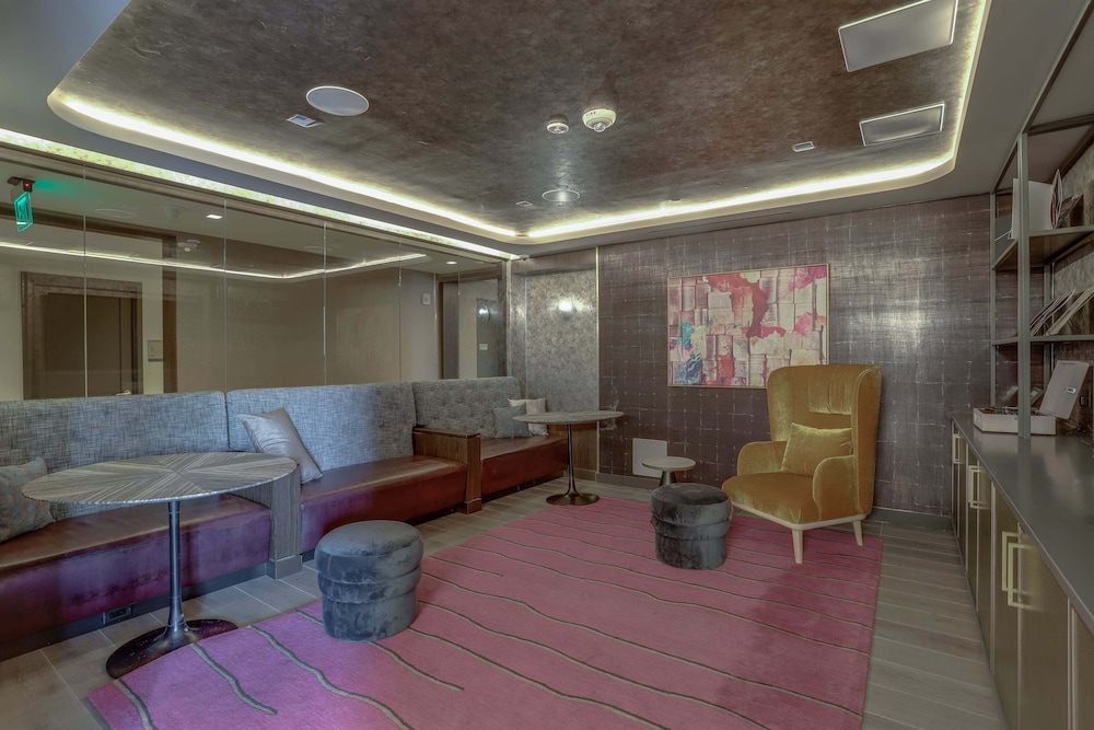 Stylish Apartment Steps from the Metro