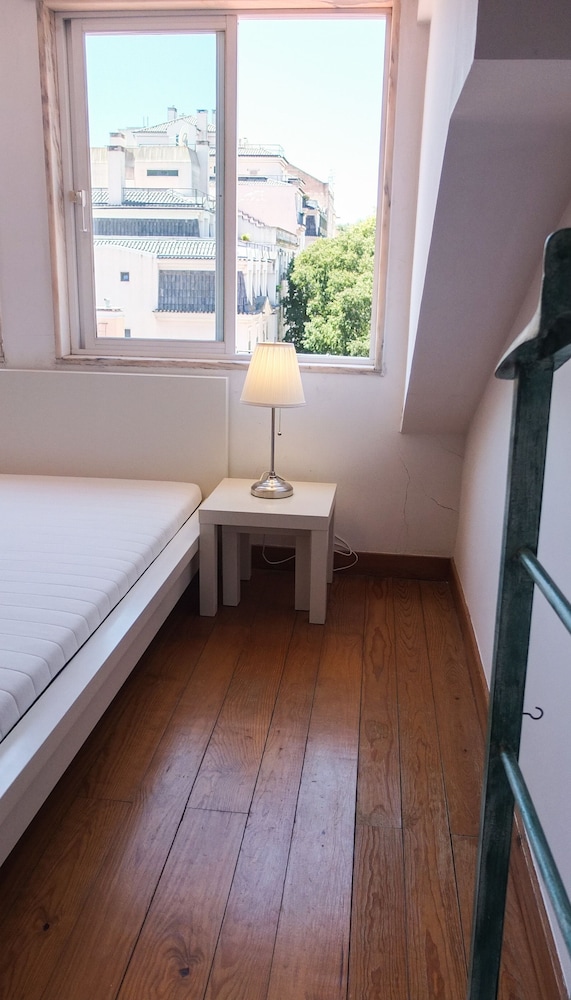Quiet and Sunny central Lisbon apartment view 3