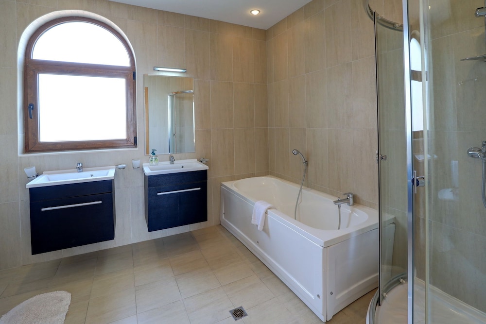 Lighthouse Luxe Estate Apart & Villas