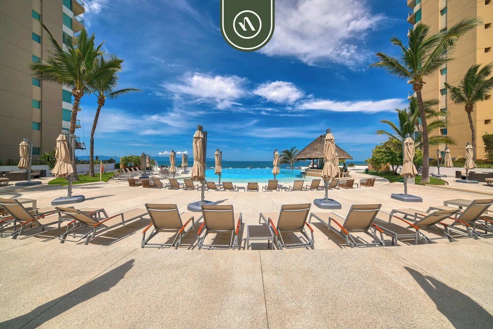Oceanfront 2 BR Condo - Beach - Restaurant - Gym