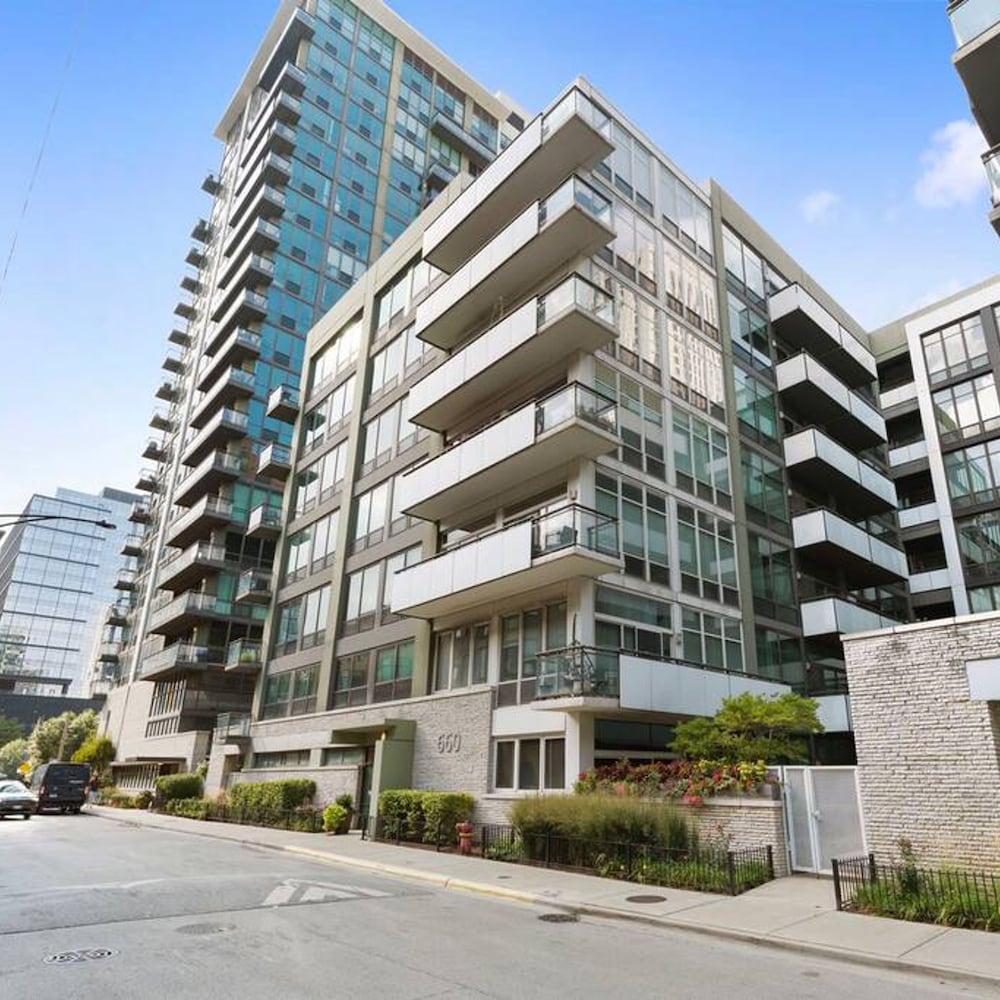 Sleek 2 Bed 2 Bath Condo in Trendy Fulton Market