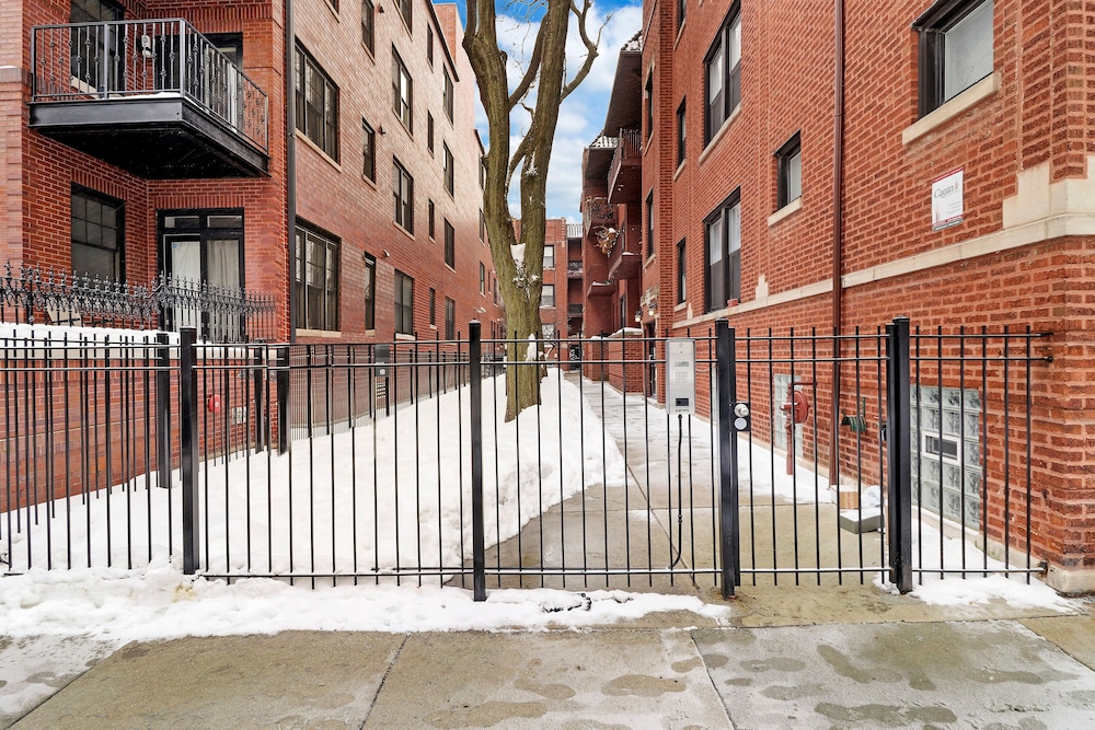 Remodeled Studio Apt in East Lakeview view 4